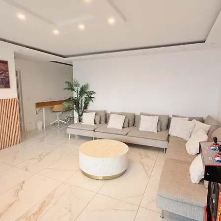 Beautiful Two Bedroom In With Parking *