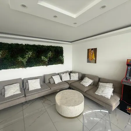 Beautiful Two Bedroom In With Parking Paris