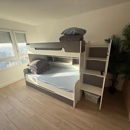 Beautiful Two Bedroom In With Parking Apartment *